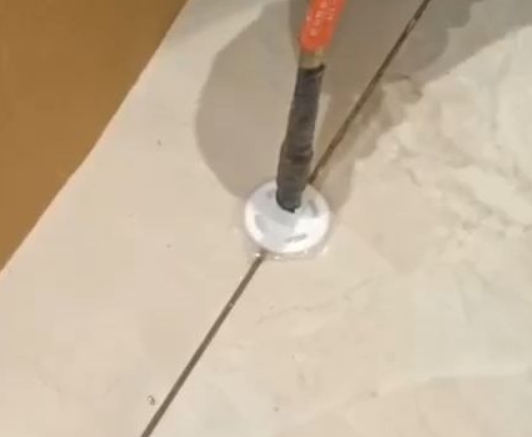 汉寿瓷砖空鼓维修公司专业解答瓷砖在铺贴过程中，如果没有涂抹均匀到位的粘结材料（如水泥砂浆或瓷砖胶），可能会导致以下问题